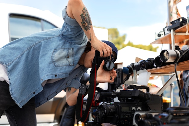 Macchina fotografica della holding dell'uomo del colpo medio