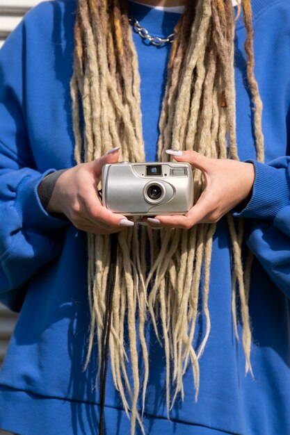 Macchina fotografica della holding della donna di vista frontale