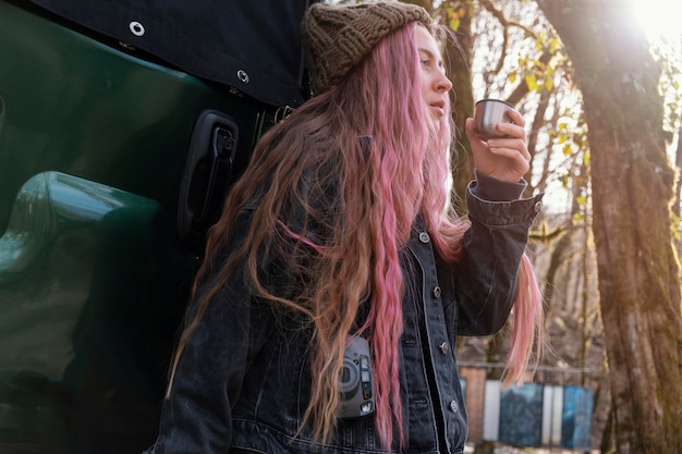 Macchina fotografica della tenuta della donna del colpo medio