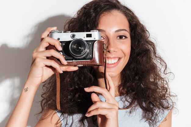 Macchina fotografica della tenuta della donna vicino al suo fronte