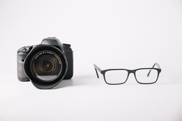 Macchina fotografica professionale e occhiali