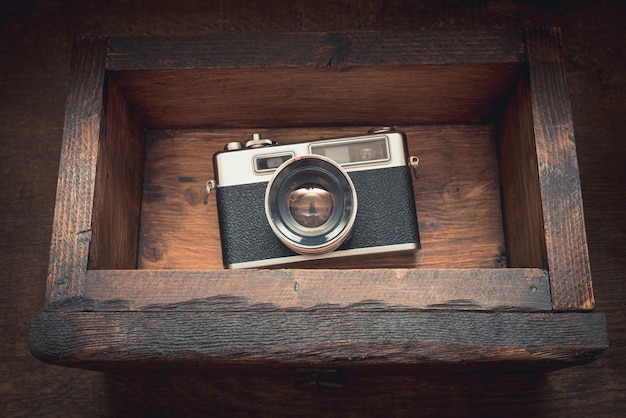 Macchina fotografica vintage in una vecchia cassa di legno