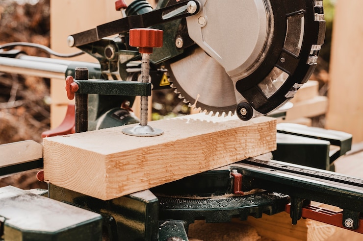 Foto gratuito macchina utensile per carpenteria vista frontale