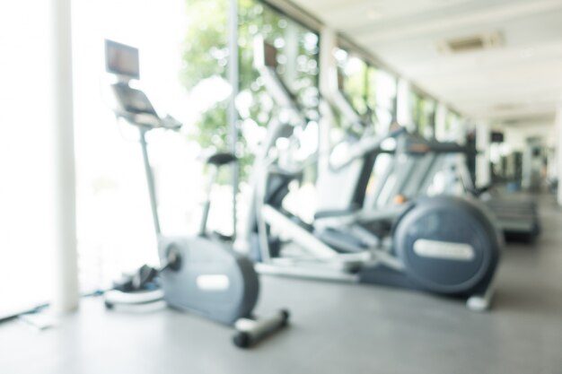 macchine cardio in una palestra sfocate