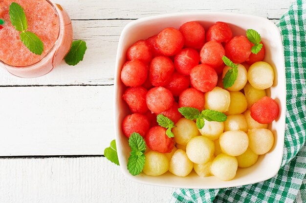 Macedonia di frutta colorata. Insalata di anguria e melone. Cibo estivo fresco. Vista dall'alto