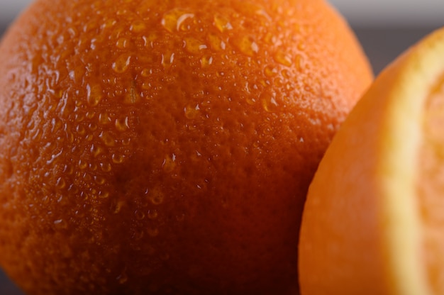 Macro immagine dell'arancia matura, piccola profondità di campo.