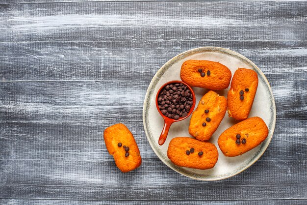 Madeleine - biscotti francesi tradizionali fatti in casa con limone e gocce di cioccolato.