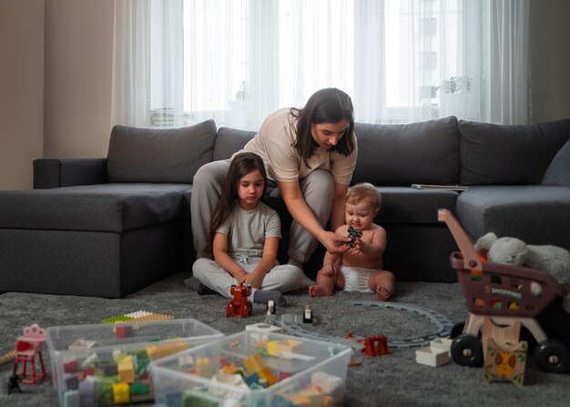 Madre a figura intera con bambini a casa