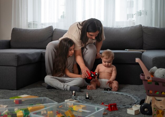 Madre a figura intera con bambini a casa