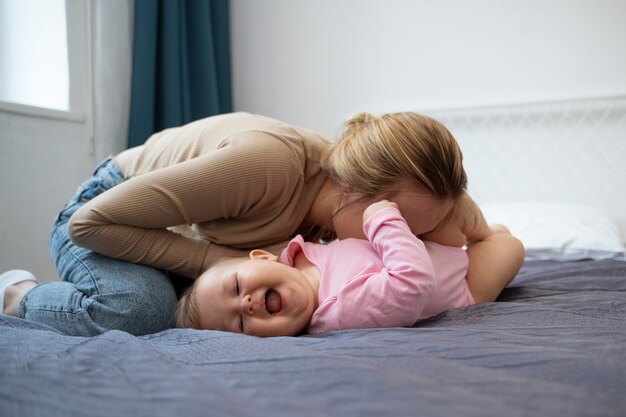 Madre a tutto campo che gioca con il bambino