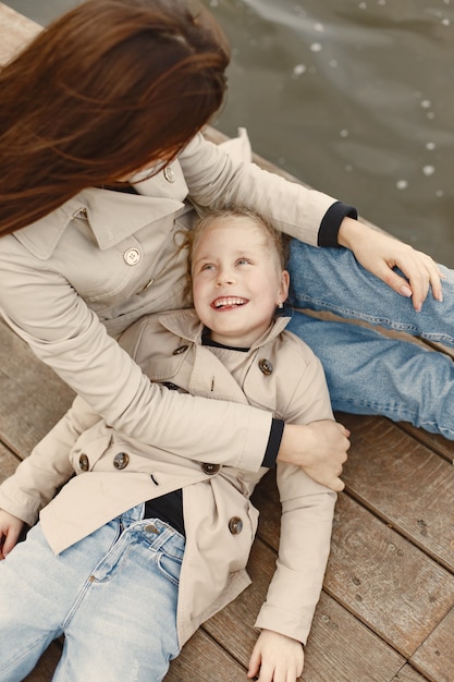 Madre alla moda con la figlia. La gente cammina fuori