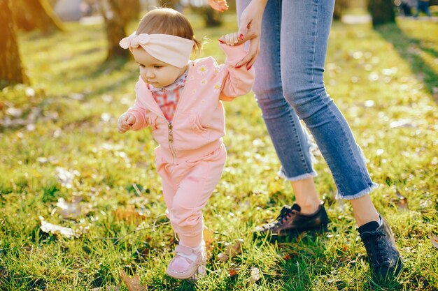 madre alla moda con la piccola figlia