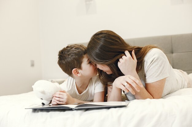 Madre amorevole e figlio sdraiato sul letto.