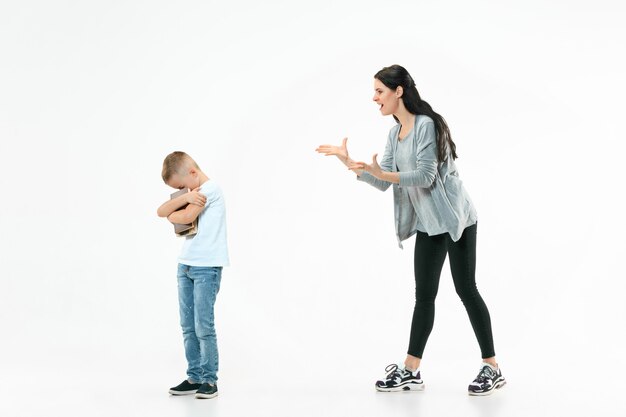 Madre arrabbiata che rimprovera suo figlio a casa.