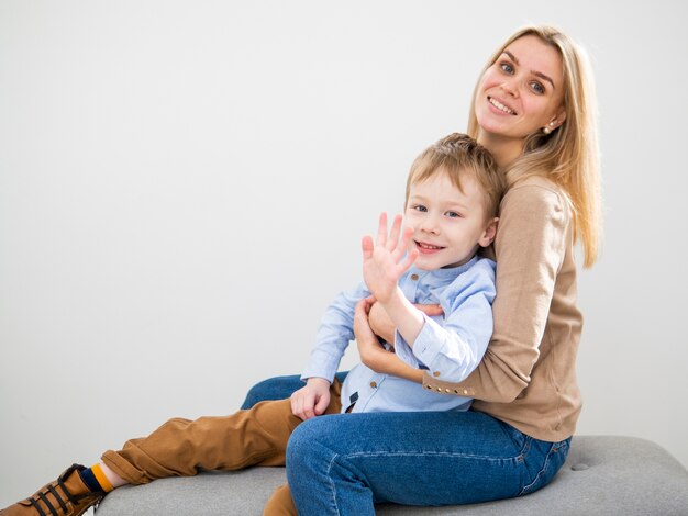 Madre bionda di vista frontale che tiene il suo giovane ragazzo