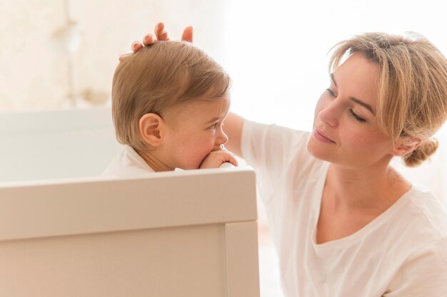 Madre che accarezza il bambino sulla testa