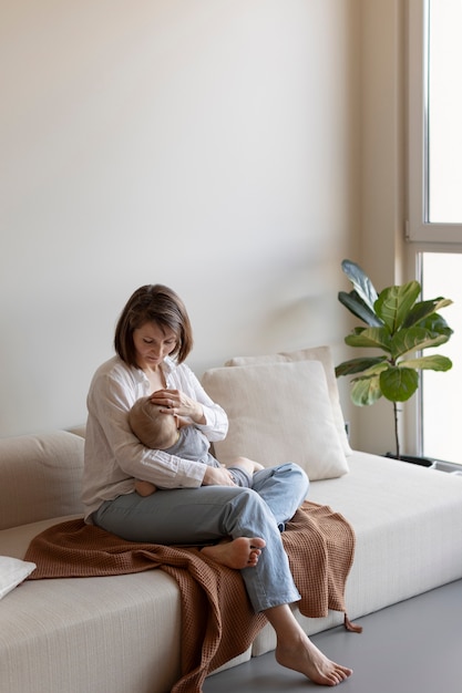 Madre che allatta il suo bambino