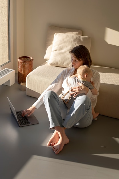 Madre che allatta il suo bambino