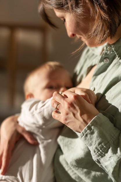 Madre che allatta il suo bambino