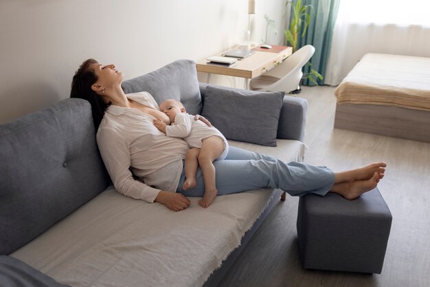 Madre che allatta il suo bambino