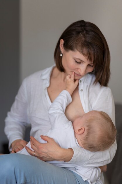 Madre che allatta il suo bambino