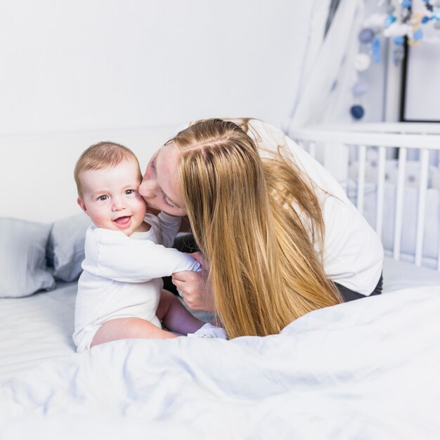 Madre che bacia il suo bambino