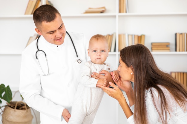 Madre che bacia le piccole mani del bambino