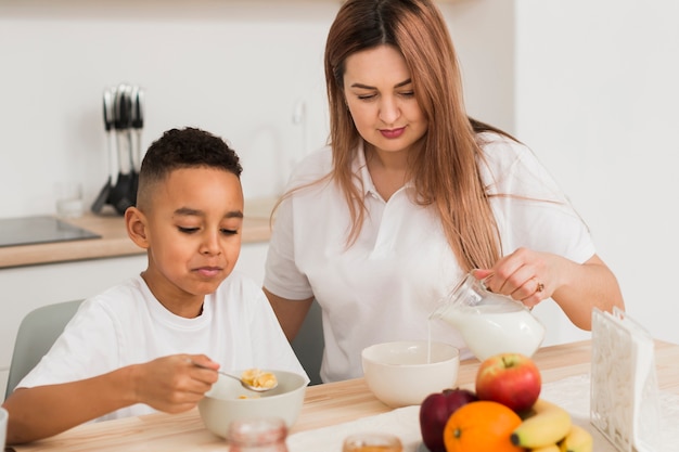 Madre che cucina insieme a suo figlio