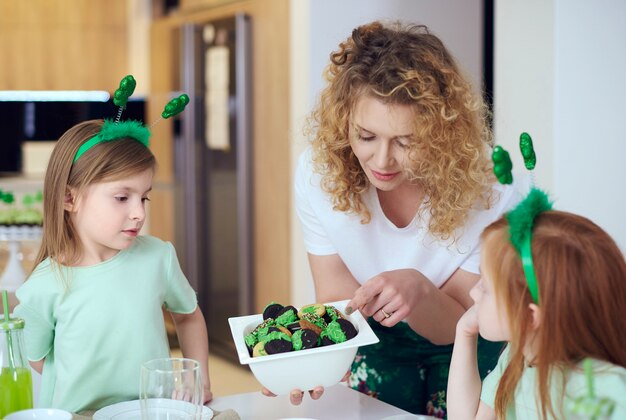 Madre che dà ai suoi figli i biscotti