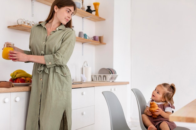 Madre che esamina figlia in cucina