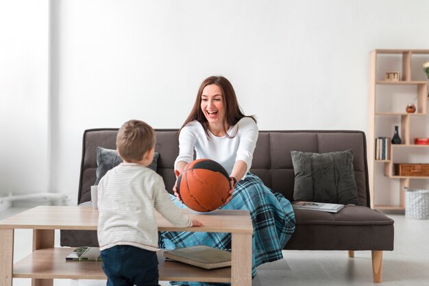 Madre che gioca con il bambino a casa