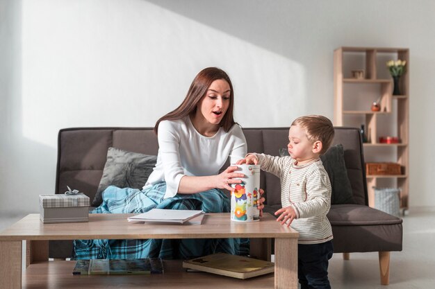 Madre che gioca con il bambino a casa