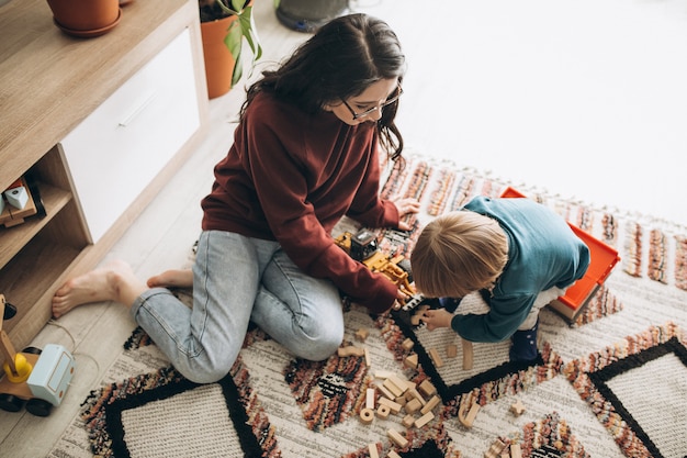 Madre che gioca con il figlio a casa