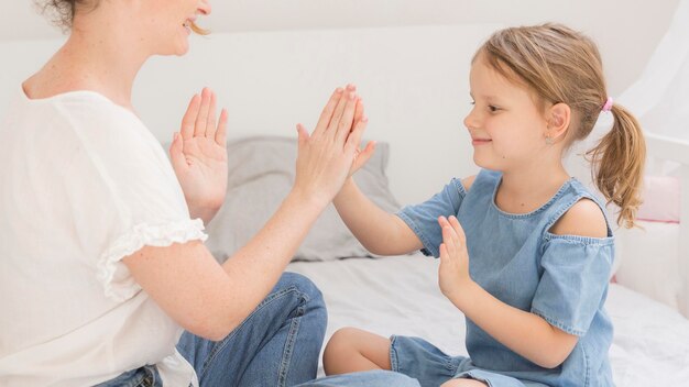 Madre che gioca con la figlia carina