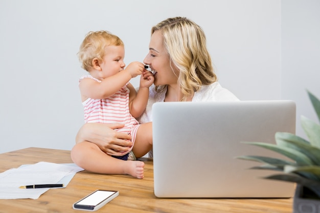 Madre che gioca con la sua neonata