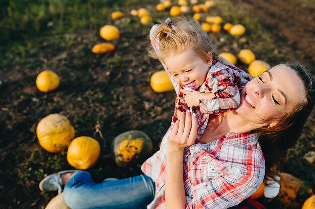 Madre che gioca con la sua piccola figlia in un campo