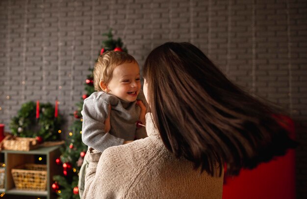 Madre che gioca con suo figlio carino