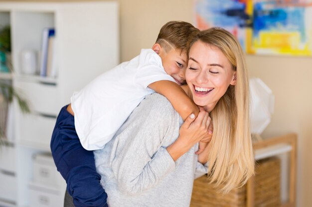 Madre che gioca con suo figlio nel soggiorno