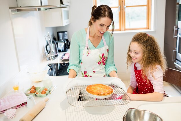 Madre che interagisce con la figlia mentre si tiene pancake in coolin