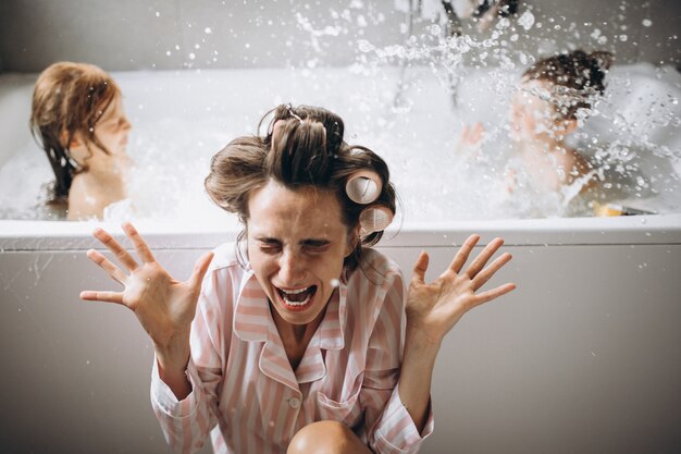 Madre che lava i bambini in bagno