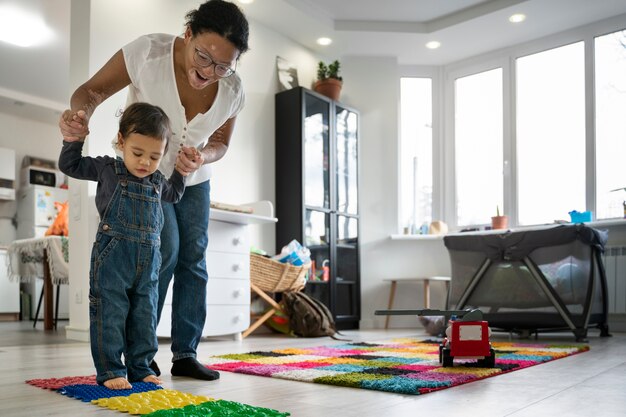 Madre che lavora mentre trascorre del tempo con suo figlio