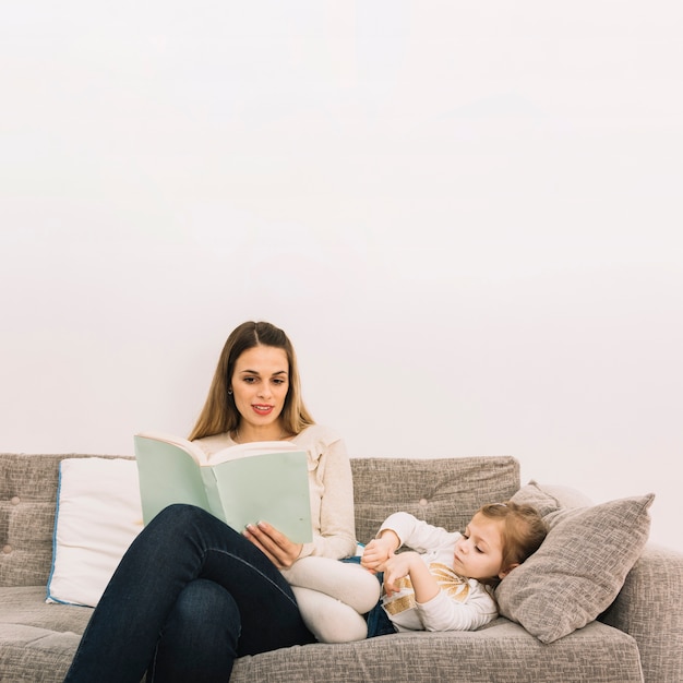 Madre che legge la storia alla figlia