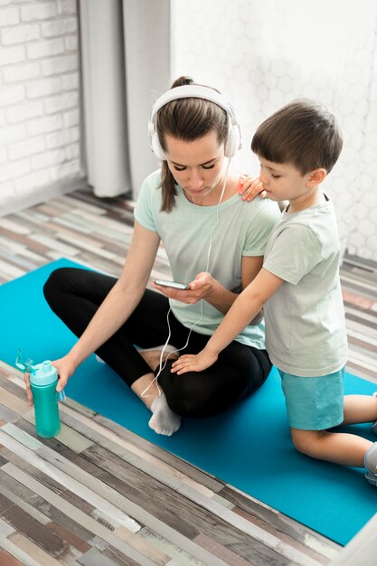 Madre che mostra a suo figlio gli esercizi sportivi