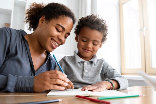 Madre che passa del tempo con suo figlio