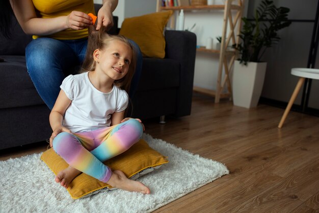 Madre che si prende cura del bambino con i pidocchi