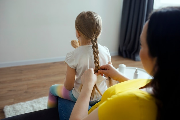 Madre che si prende cura del bambino con i pidocchi