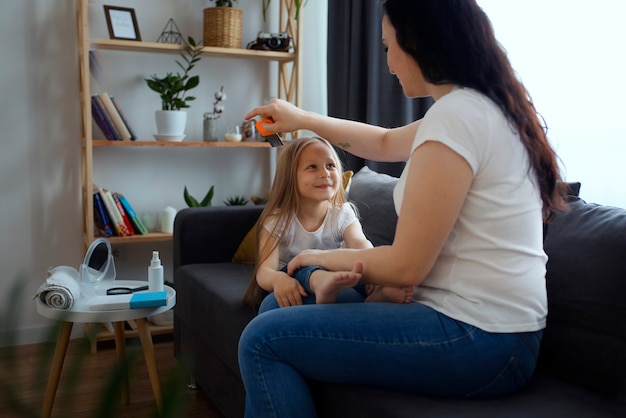 Madre che si prende cura del bambino con i pidocchi