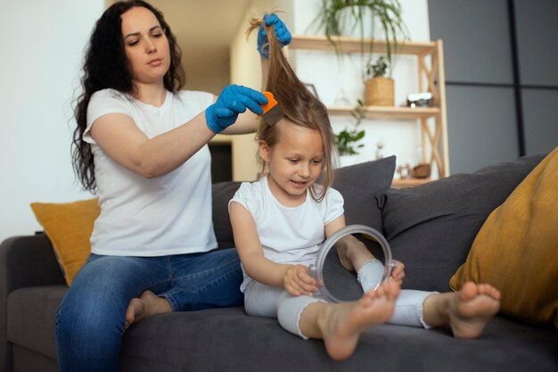 Madre che si prende cura del bambino con i pidocchi