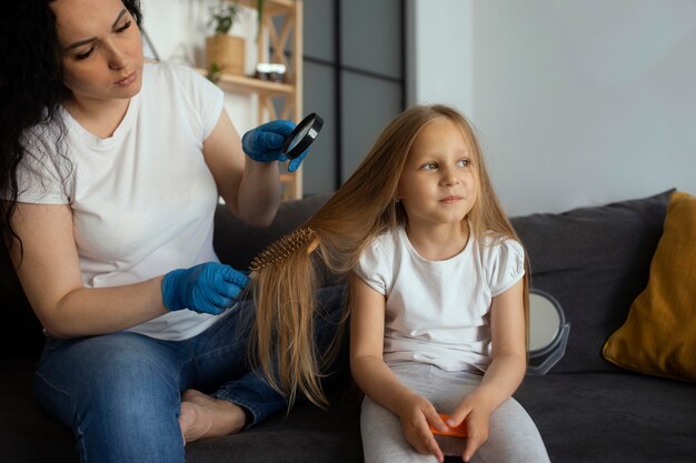 Madre che si prende cura del bambino con i pidocchi