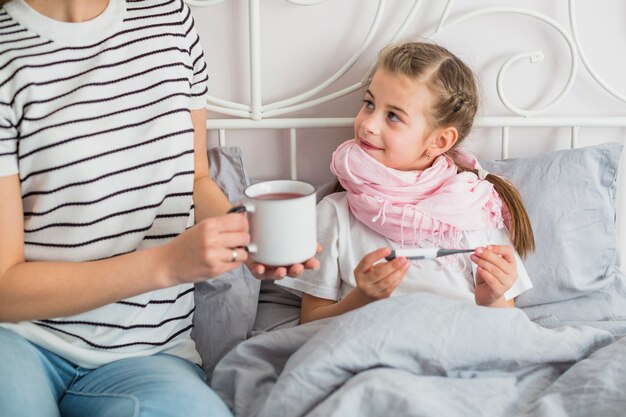 Madre che si prende cura di sua figlia malata